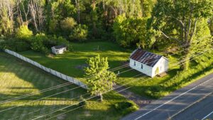 Charming 1890s Cottage on 2.7 acres Canastota NY